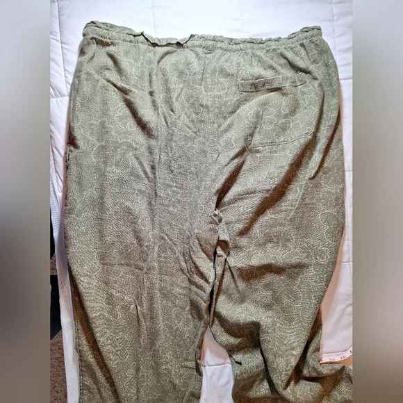 Maurices 2x Wide leg pants green/floral - Picture 4 of 6